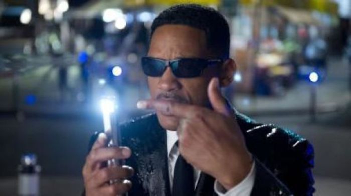 In Men In Black (1997), Will Smith Points To The Flashlight To Signify... Sh*t I Forget Why
