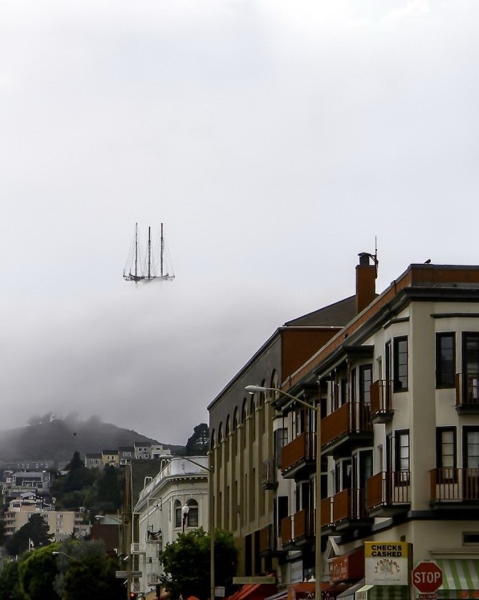 Antenas en lo alto de la torre Sutro en San Francisco que con la niebla parecen un barco fantasma