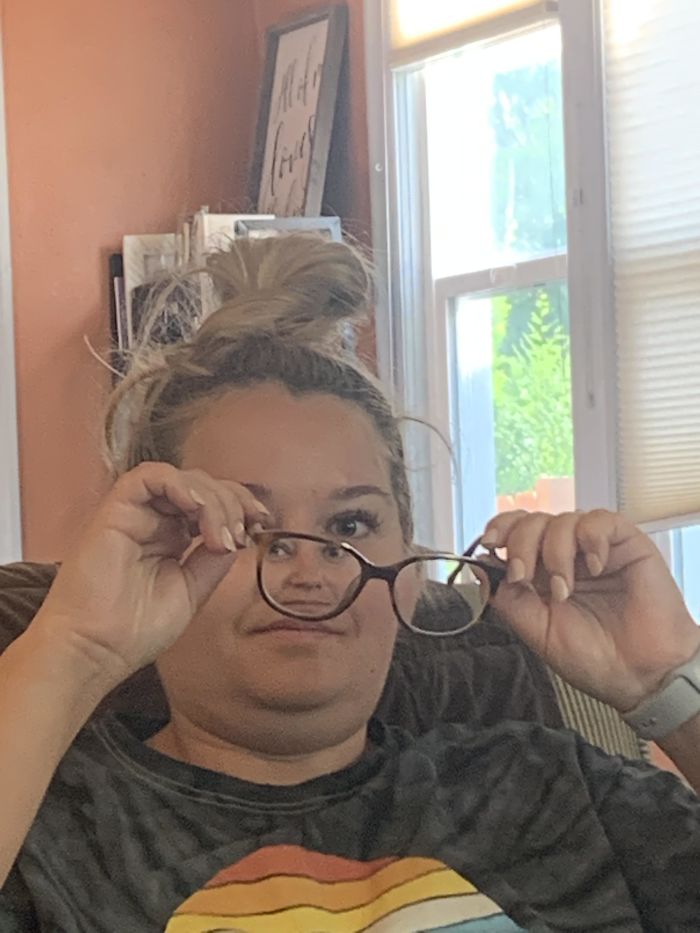 Mi marido me hizo esta foto mientras intentaba limpiar mis gafas