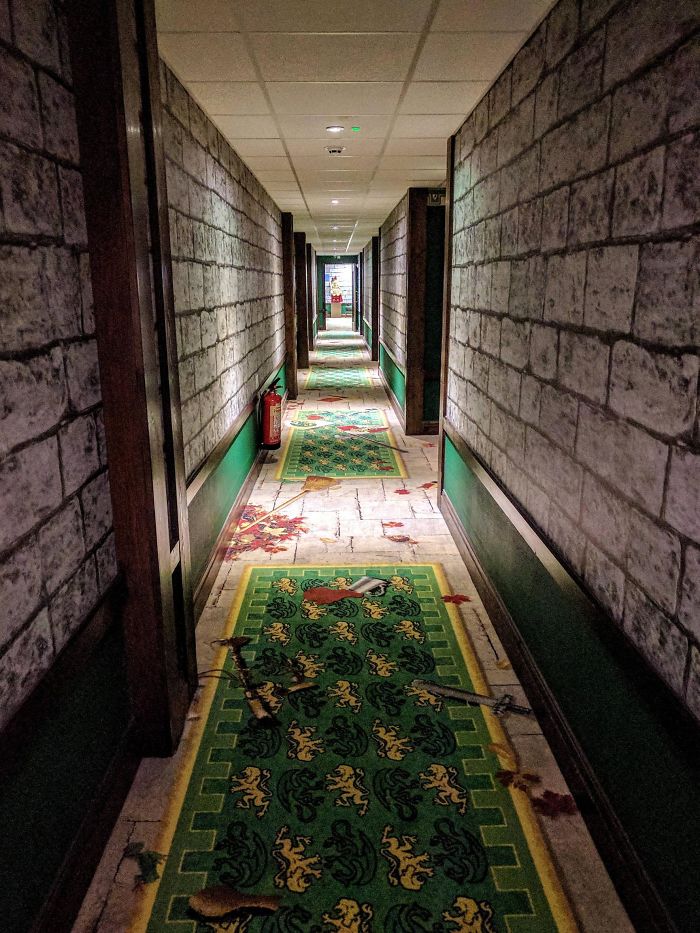 Los pasillos de este hotel parecen de videojuego antiguo