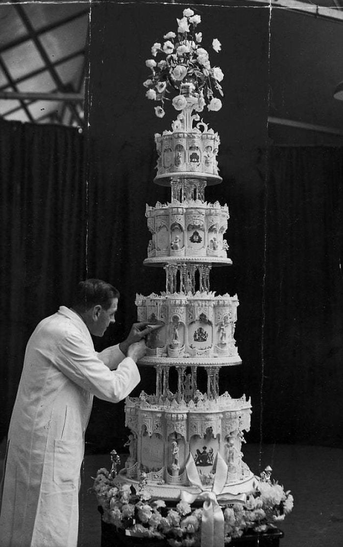 La tarta de boda de Isabel II en 1947. Con ingredientes traidos de Australia y Sudáfrica, medía 2,75 metros y pesaba 226 kilos