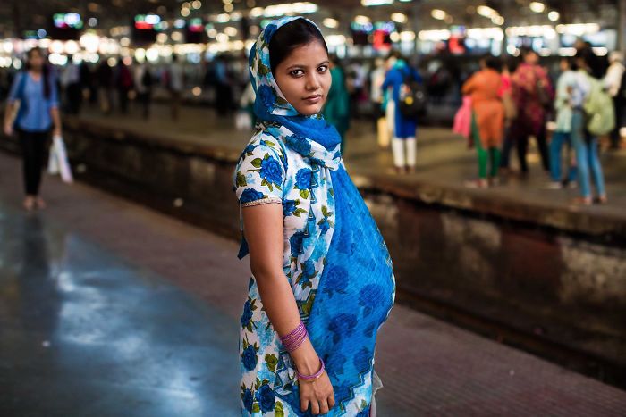 Fotografa immortala lo sguardo della maternità nei diversi paesi