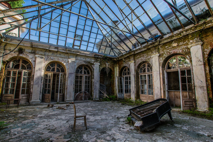 I Captured The Eerie Beauty Of this Abandoned Palace In Poland (30 Pics)