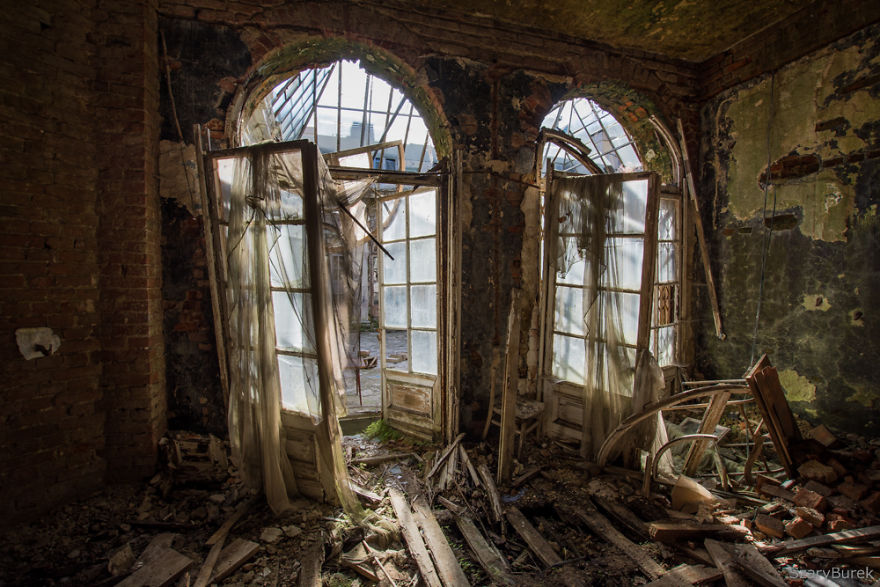 I Captured The Eerie Beauty Of this Abandoned Palace In Poland (30 Pics)