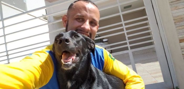 This Brazilian Postman Breaks The Stereotype That Dogs Don't Like Postmen (120 Pics)