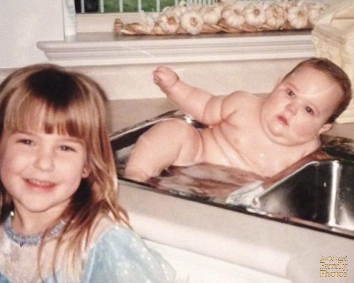 People Submit Their Most Awkward Family Pics To This Instagram Account, And Here Are 50 Of The Funniest Ones