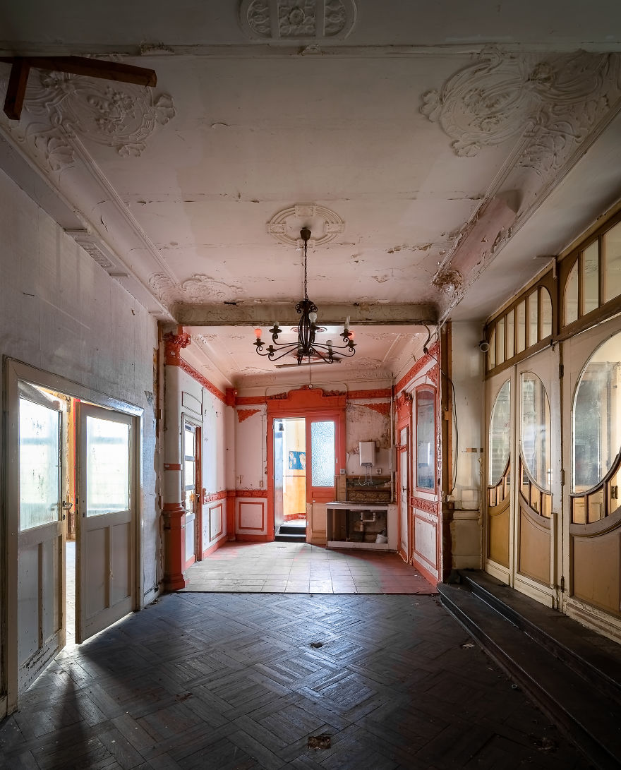 I Visited This Abandoned Movie Theater To Capture These 16 Photographs