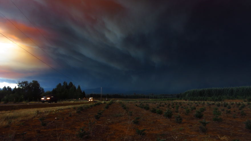 I Took These 14 Photos Of Massive Wildfires A Day Before Evacuation From My House In Oregon