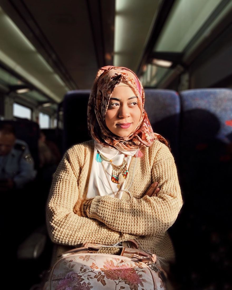Woman Uses Her iPhone To Photograph Other Passengers On Their Way To Work And The Result Is Pure Art
