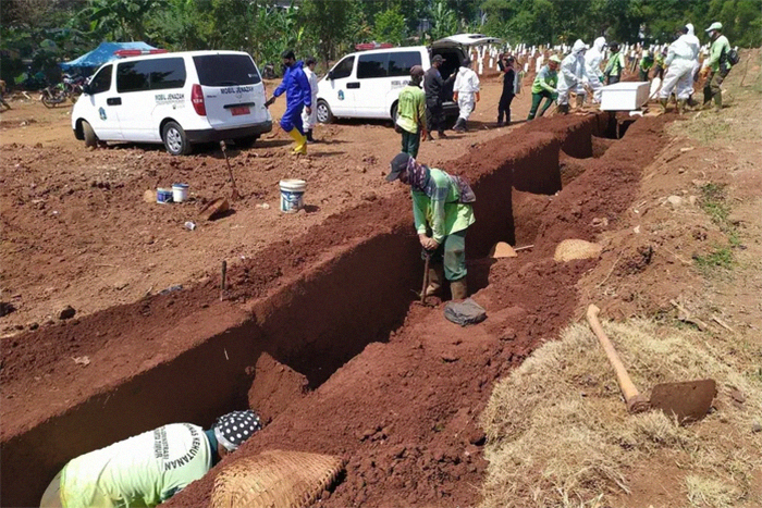 Local Authorities Order Anti-Maskers To Dig Graves For COVID-19 Victims In Java, Indonesia