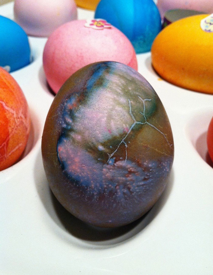 La he fastidiado pintando un huevo de pascua, y ahora parece el universo