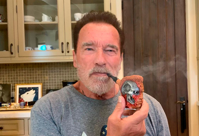 Someone Says This Signed Photo Of Arnold Smoking A Fan-Gifted Pipe Is Fake, Gets Shut Down By Arnold Himself