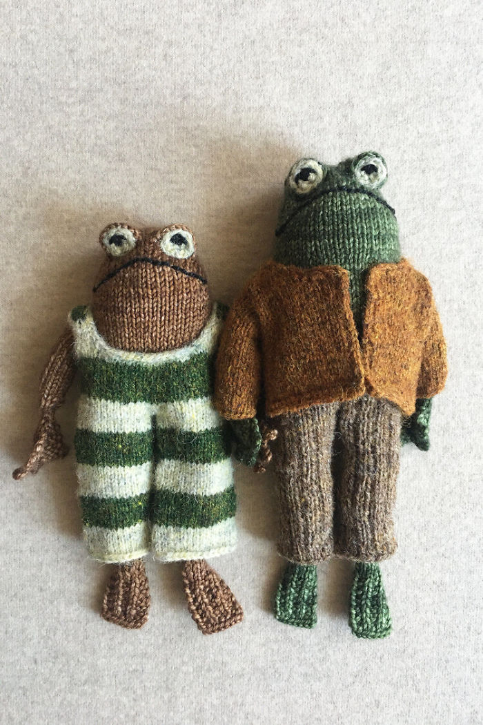 People Can't Get Enough Of These Knitted Frog And Toad Plushies Created By Knitter Kristina McGowan