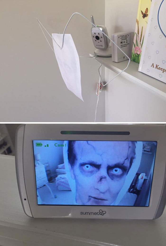 Puse una cara de zombi frente al monitor del bebé. A mi esposa no le hizo gracia al verlo en mitad de la noche