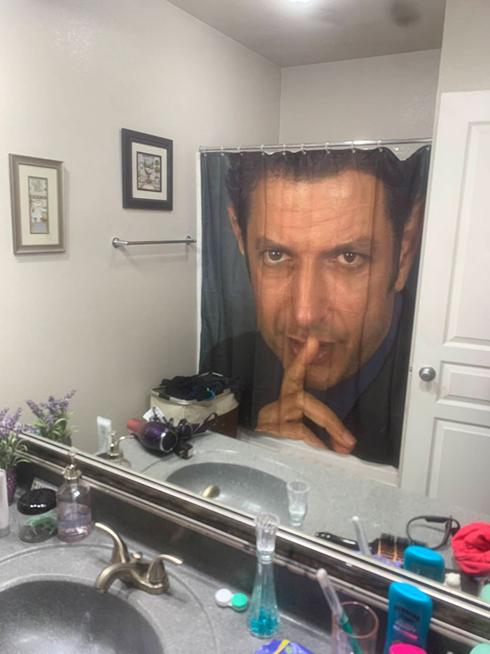 He puesto una nueva cortina de ducha para sorprender a mi novia. Espero estar aquí cuando la descubra