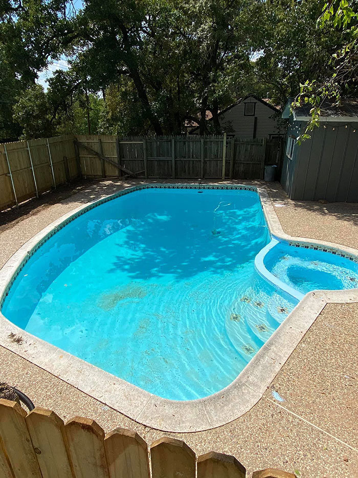 Este hombre se quedó "sin habla" tras encontrar una piscina de 160000$ en el jardín de la casa que compró por 20000$