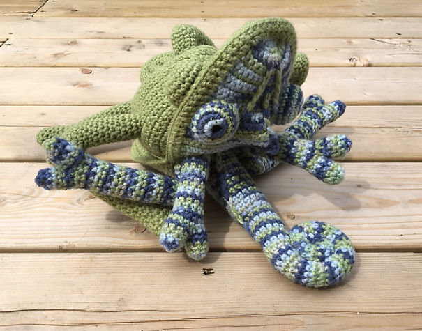 Crochet This Incredible Color-Changing Chameleon - It's Reversible!