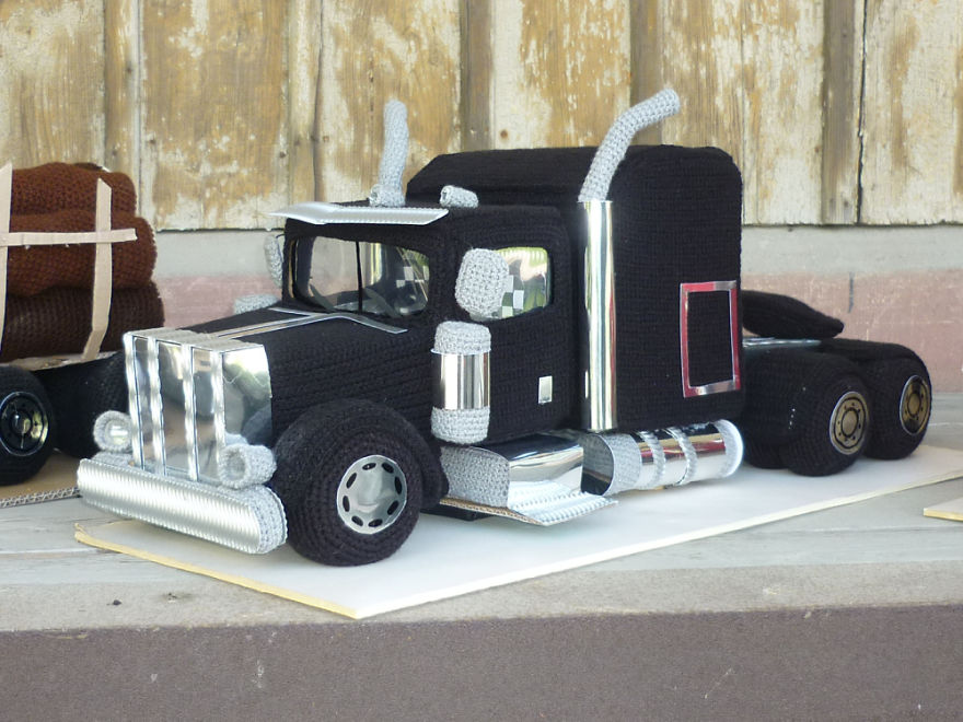 Crochet This Epic Sleeper Semi-Truck With Free 8-Part Video Tutorial ... It Lights Up!