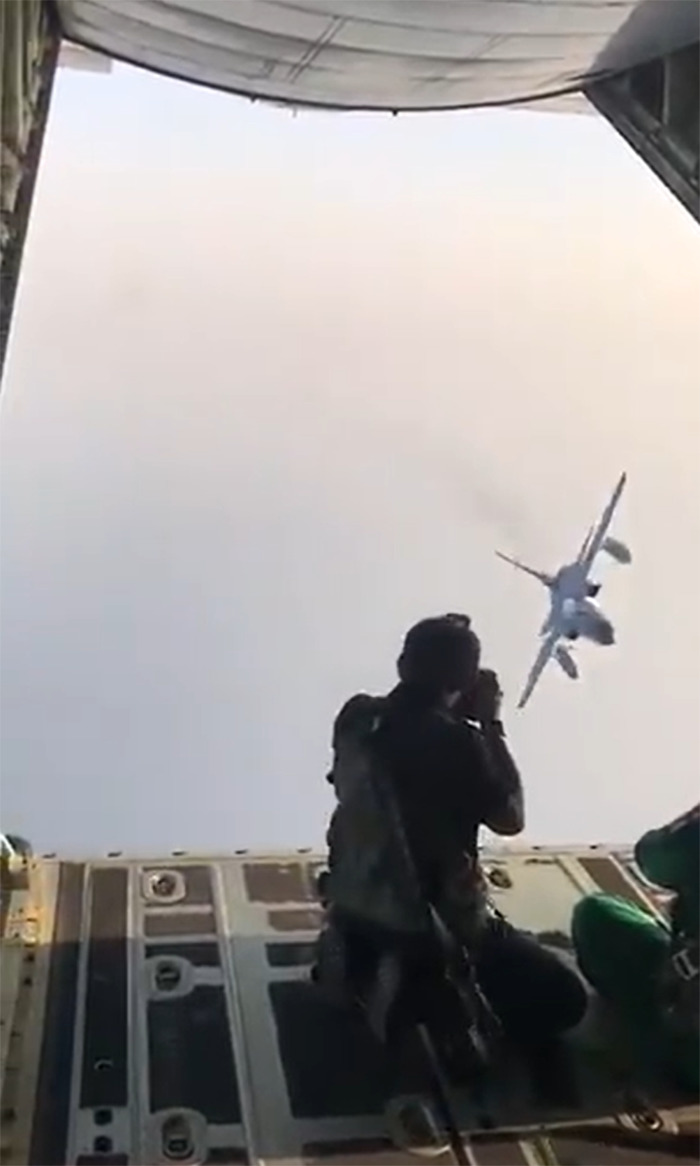 This Journalist Shared Behind-The-Scenes Videos Of How Military Jet Fighters Are Photographed