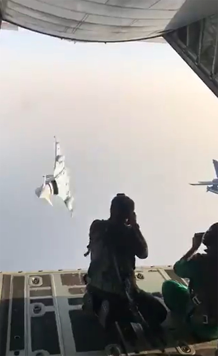 This Journalist Shared Behind-The-Scenes Videos Of How Military Jet Fighters Are Photographed