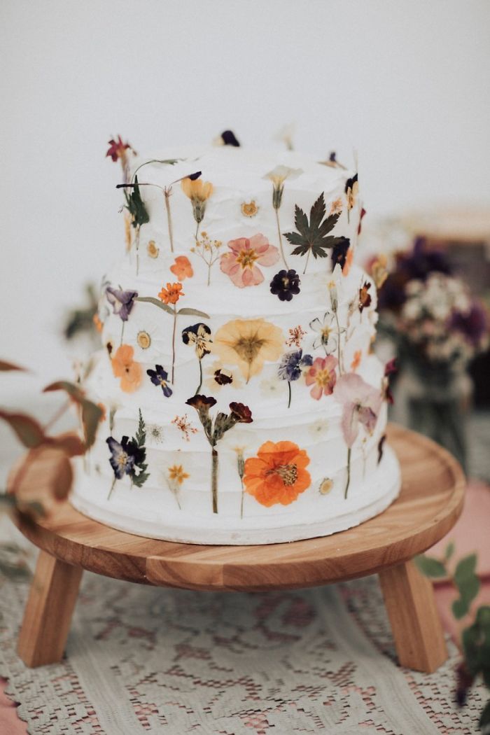 Tarta de boda con flores prensadas