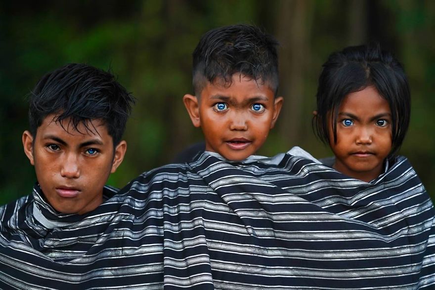 Photographer Discovers Members Of An Indonesian Tribe Who Have The Bluest Eyes Ever Seen