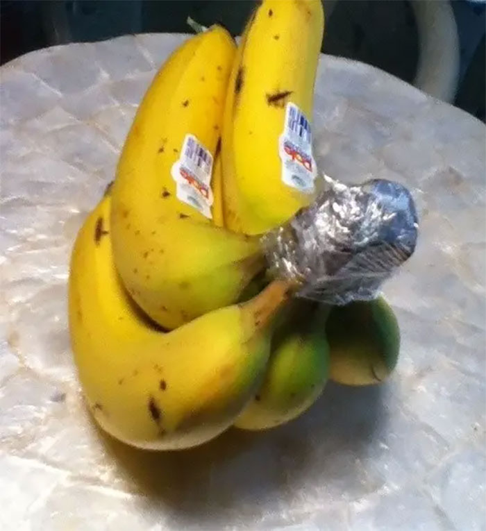 Wrap The Crown Of A Bunch Of Bananas With Plastic Wrap