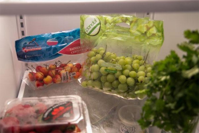 The Key To Keeping Grapes Fresh For A Longer Period Of Time Is Its Container. Use Polyethylene Bags To Store Grapes So They Last Longer.