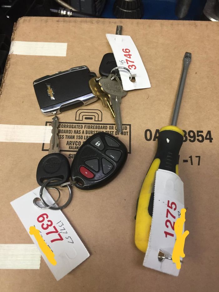 Un cliente usa el destornillador como llave para su coche