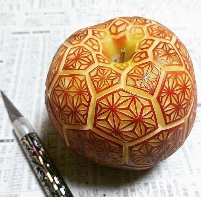 Manzana bellamente tallada