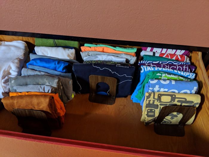 Sujeta libros para mantener las camisetas ordenadas según se vacía el cajón