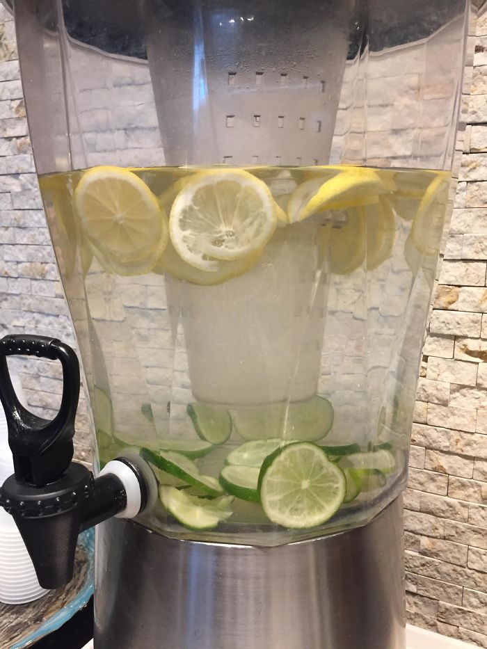 This Is What Happens If You Put Lemons And Limes In Water