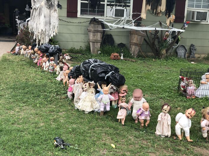 Muñecos cargando con cadáveres