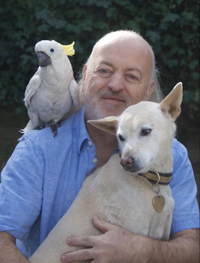 Bill Bailey con su perro y su cacatúa adoptados
