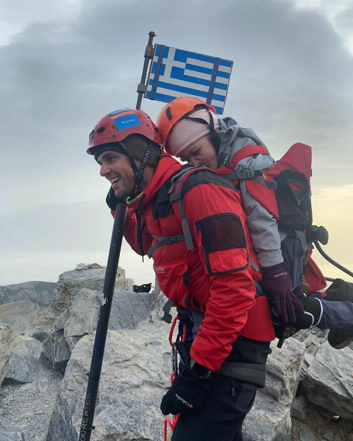 Marios Giannakou es atleta y llevó a esta estudiante discapacitada llamada Eleftheria a lo alto del Monte Olimpo, era su sueño