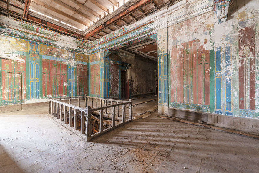 I Photographed An Abandoned Luxurious Castle That Was Built In 1901