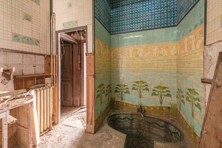 I Photographed An Abandoned Luxurious Castle That Was Built In 1901
