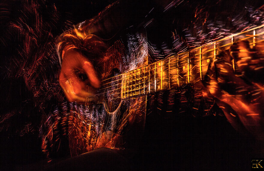 I photographed music instruments with lightpainting no photoshop 5f9b2501863d9  880 - Fotografo utiliza técnica de luz em instrumentos e o resultado é incrível