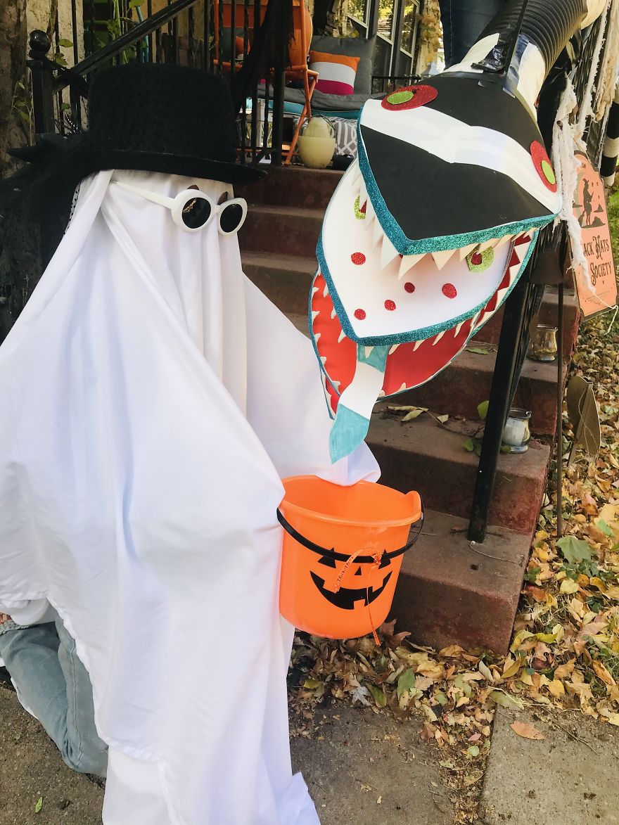 My Wife Was Not Okay With COVID-19 Ruining Her Halloween Plans, So She Built A Beetlejuice-Inspired Monster To Safely Deliver Candy To Trick-Or-Treaters