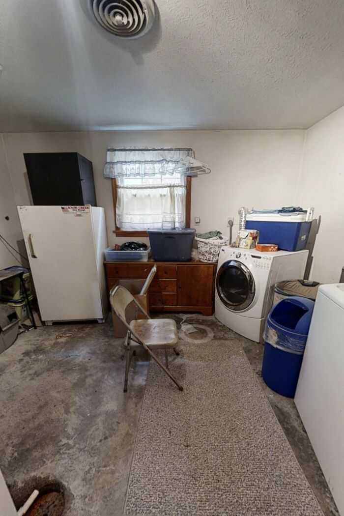 House For Sale Goes Viral Because The More You Look, The Crazier It Gets (28 Pics)