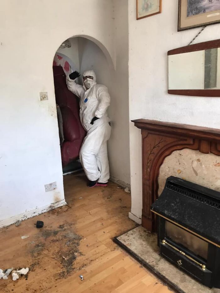 'Limpieza de 50 horas': El servicio de limpieza comparte las fotos de antes y después de limpiar la casa de un anciano viudo que parecía infernal