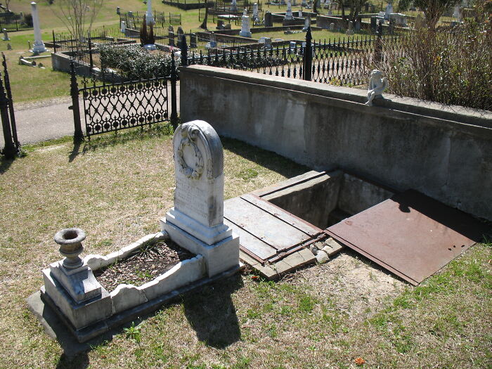 La tumba de esta niña de 10 años fue construida con escaleras accesibles para que su madre viniera a consolarla durante las tormentas