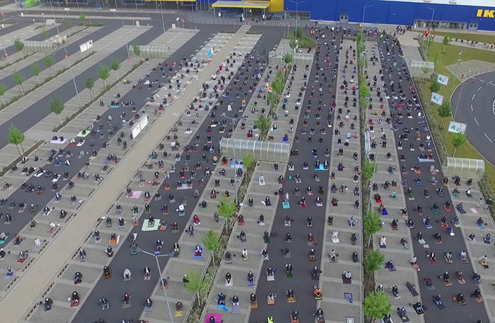 An IKEA In Germany Gave Hundreds Of People From The Local Muslim Community Permission To Use Its Car Park For Socially Distanced Prayers