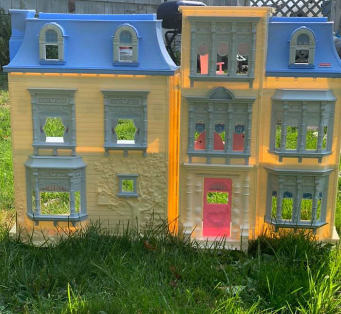 Mom Starts Upcycling Thrifted Plastic Dollhouses Into Spooky Mansions, And She's Absolutely Nailing It