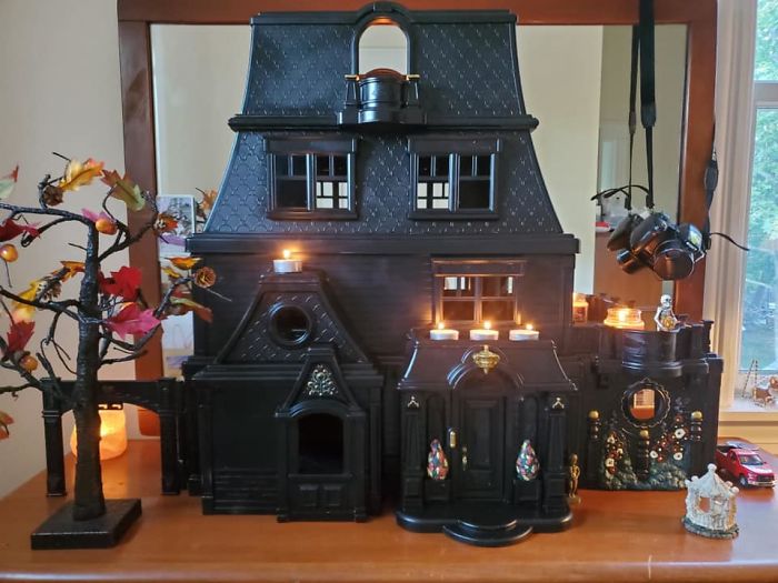 Mom Starts Upcycling Thrifted Plastic Dollhouses Into Spooky Mansions, And She's Absolutely Nailing It
