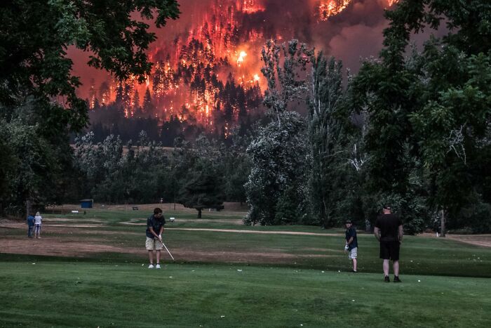 Oregon Fires Next To A Golf Course