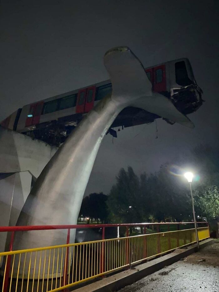A este tren le fallaron los frenos y lo detuvo una escultura en forma de cola de ballena