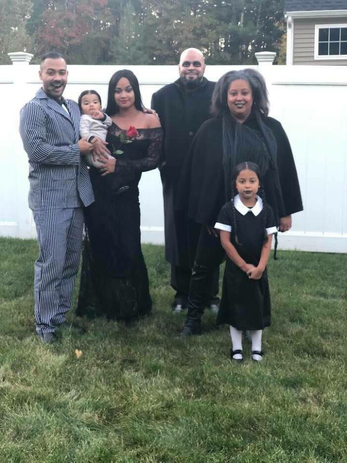En el primer Halloween de mi hijo fuimos la familia Addams