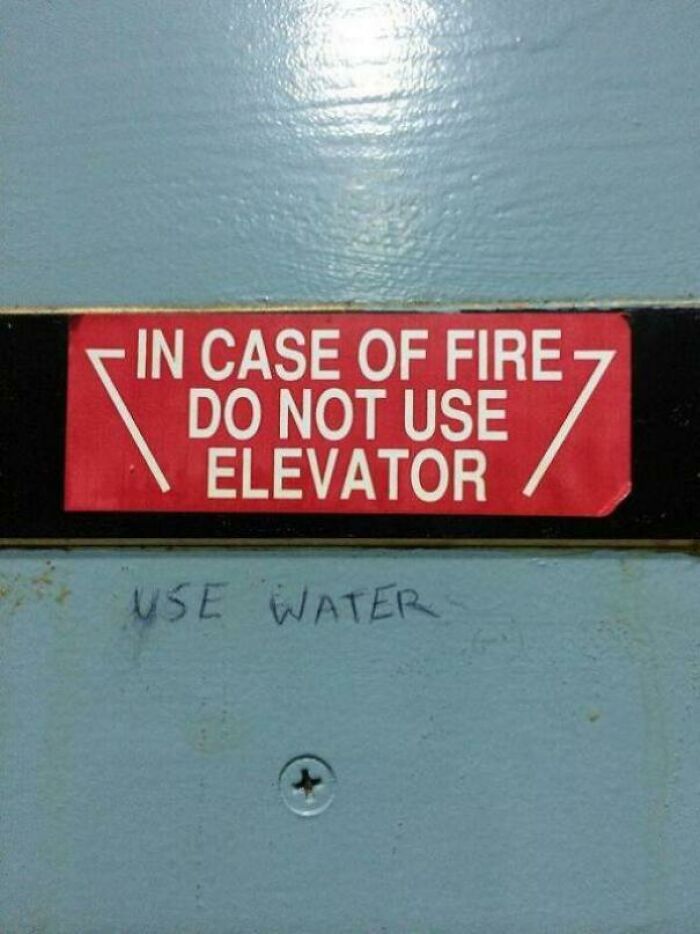 En caso de incendio, no use el ascensor. Use agua