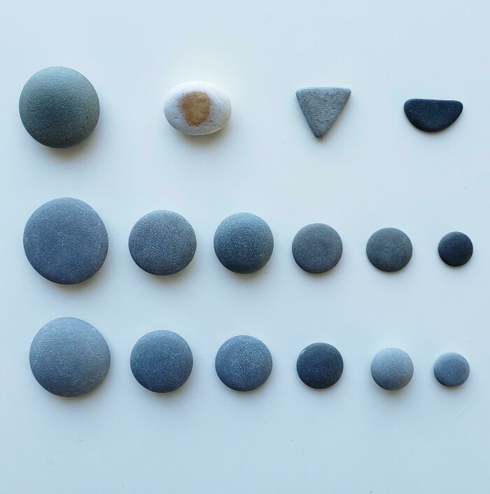 Rocas redondas que he encontrado en la playa. Y también con forma de huevo, de dorito y de sandía